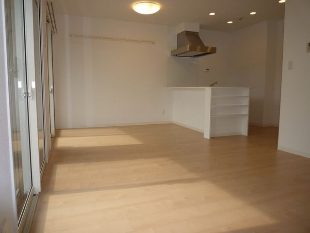 居室・リビング　フローリング　広々１２．８帖ＬＤＫ　カウンターＫ　エアコン…