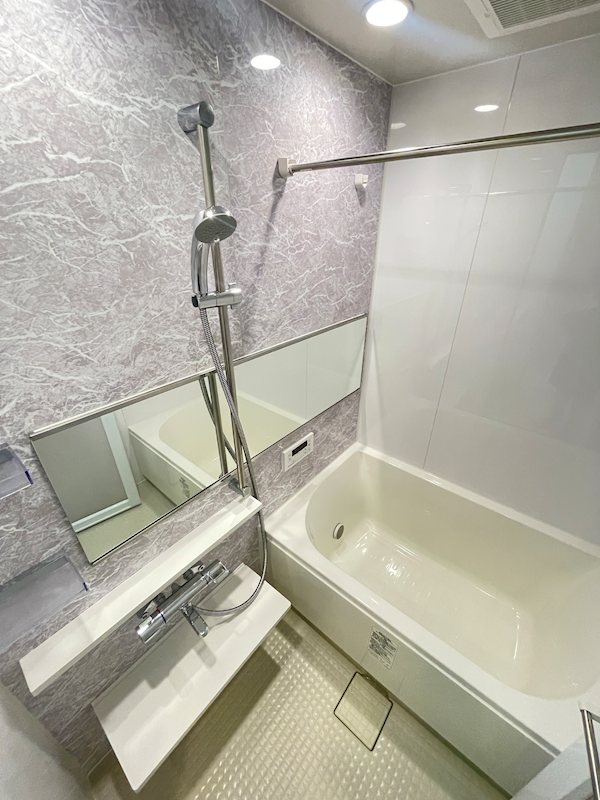 バス・シャワールーム　落ち着いた色のバスパネルでくつろいでください