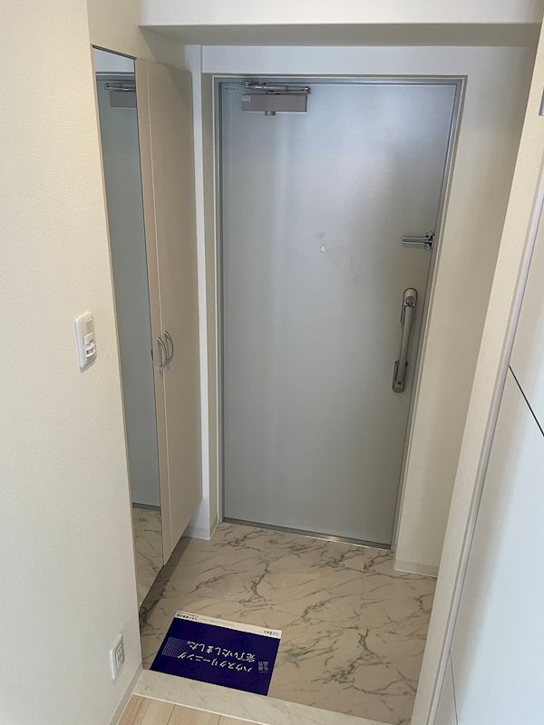 玄関　重厚感ある扉でダブルロック