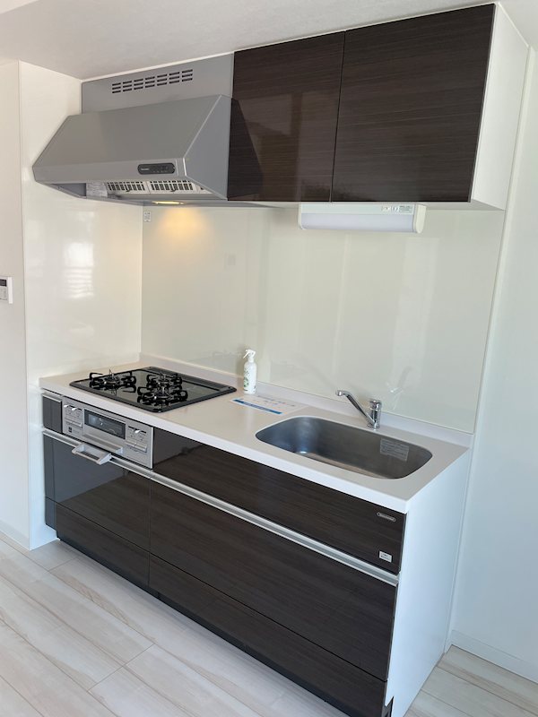 キッチン　グリル付３口コンロで料理も捗る