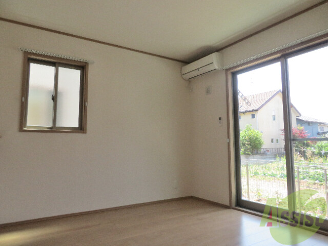 居室・リビング　大きな窓から日差しが入りポカポカしますね。