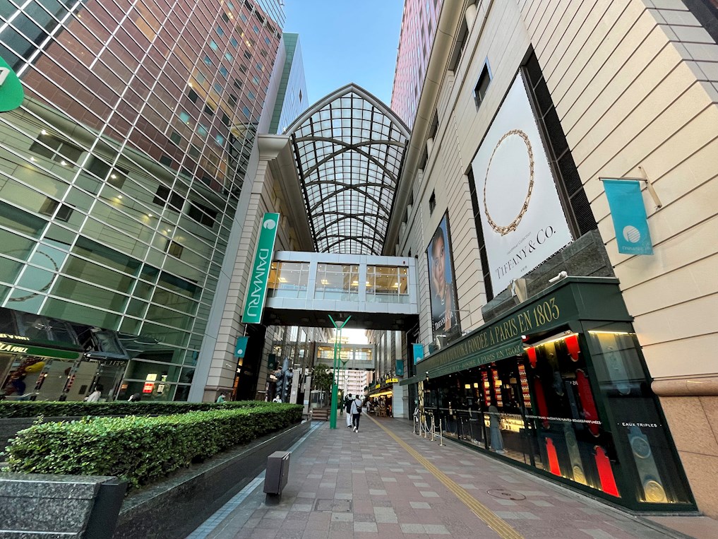 ショッピングセンター　大丸福岡天神店（ショッピングセンター）まで352m