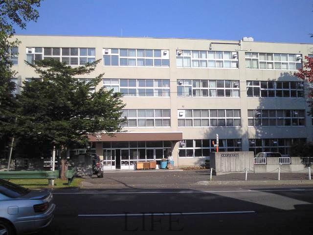 中学校　札幌市立東月寒中学校（中学校）まで377m