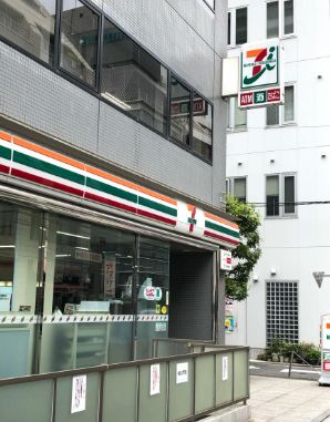 コンビニ　セブンイレブン港区芝5丁目北店（コンビニ）まで56m