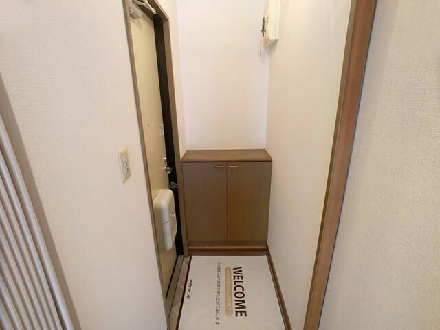 玄関　写真は別の部屋のものです。