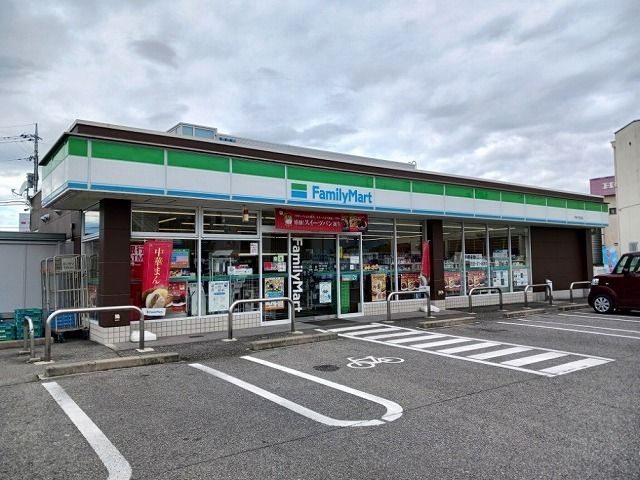 コンビニ　ファミリーマート甲府下石田店（コンビニ）まで450m