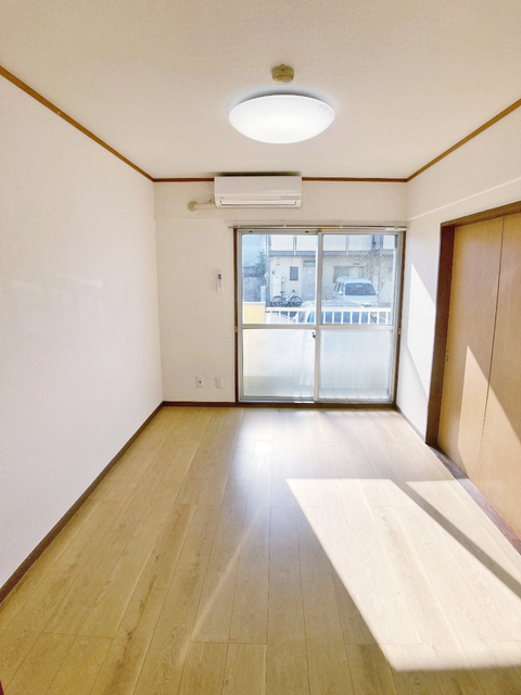 居室・リビング　※補修前の参考画像の為、設備等は現況優先。