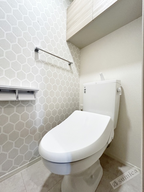 トイレ　人気アイテムの温水洗浄便座。清潔感のあるトイレです。