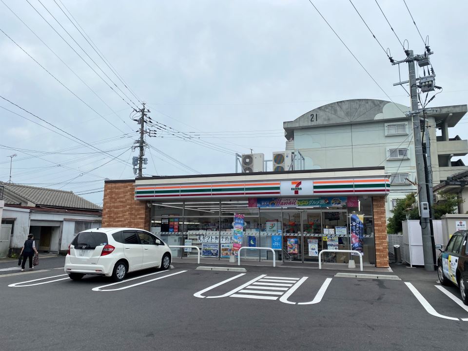 コンビニ　セブンイレブン西伊敷３丁目店（コンビニ）まで300m