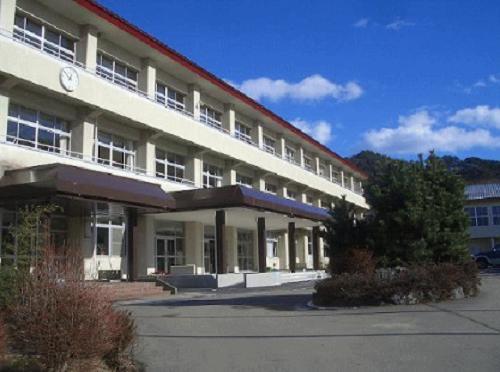 中学校　長内中学校（中学校）まで3700m