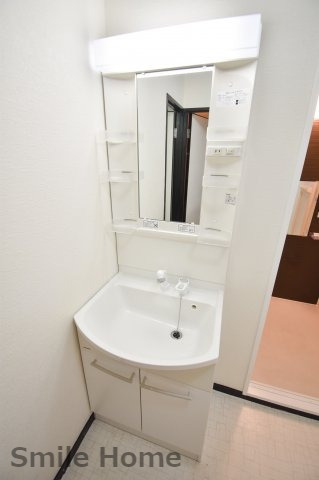 洗面設備　人気の独立洗面所にはうれしいシャンプードレッサー完備です。