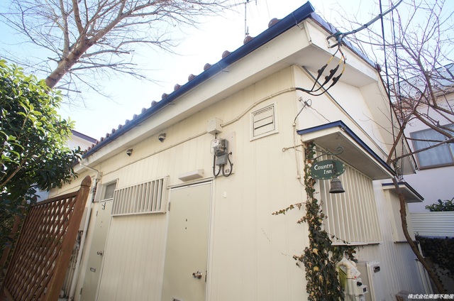 建物外観　緑があり、明るい雰囲気のアパートです♪