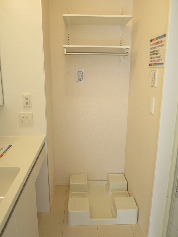 その他　洗濯機置場の上には棚があり使い勝手良好