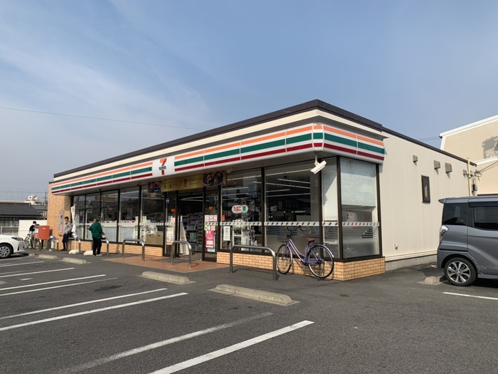 コンビニ　セブンイレブン（コンビニ）まで128m