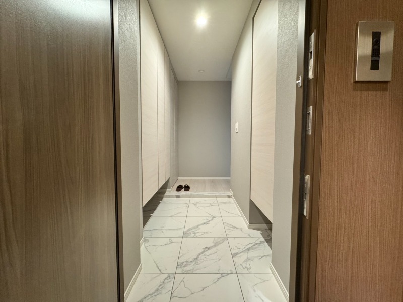 玄関　玄関です。ご覧の通り広々としていますね。