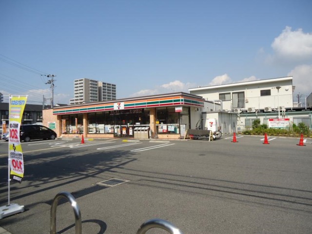 コンビニ　セブンイレブン大阪北島3丁目店（コンビニ）まで402m