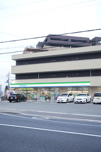 コンビニ　ファミリーマート魚住四丁目店（コンビニ）まで185m