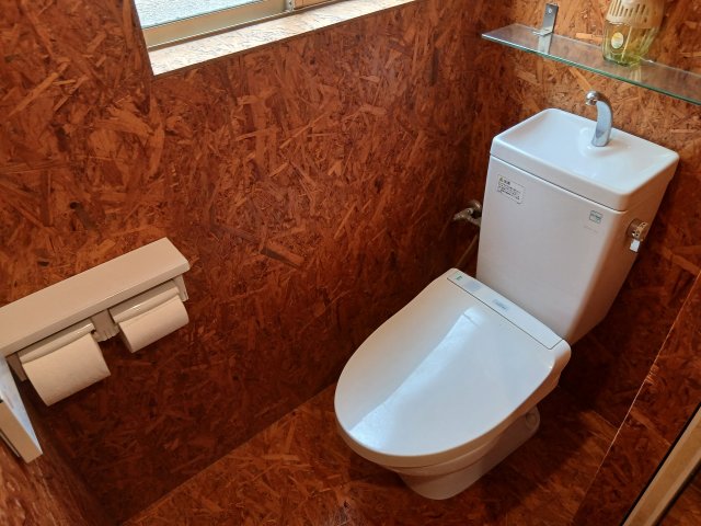 トイレ　落ち着いた色調のトイレです