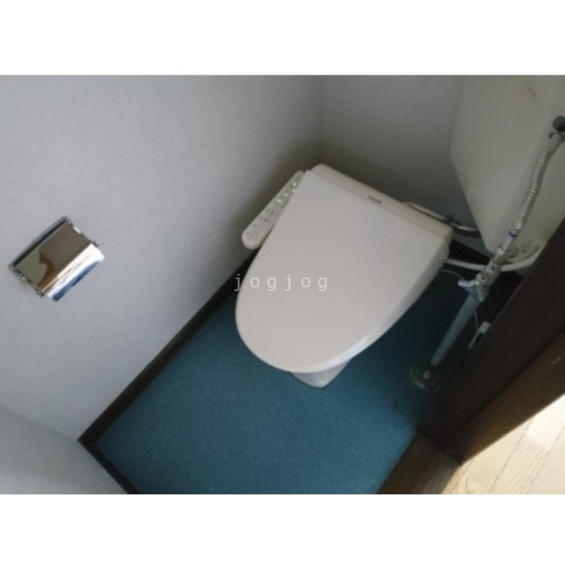 トイレ　嬉しい温水洗浄便座付きのトイレです。