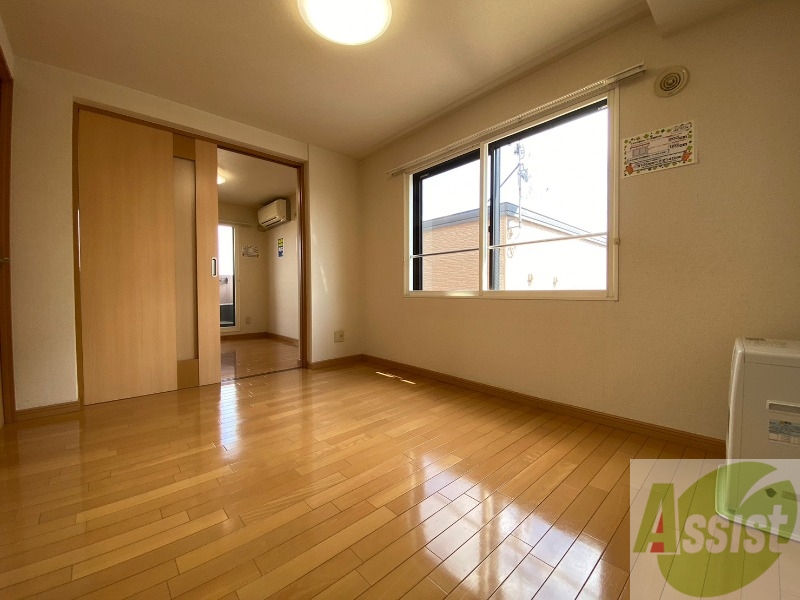 居室・リビング　木目のフローリングは落ち着きのある印象のお部屋になりますね。