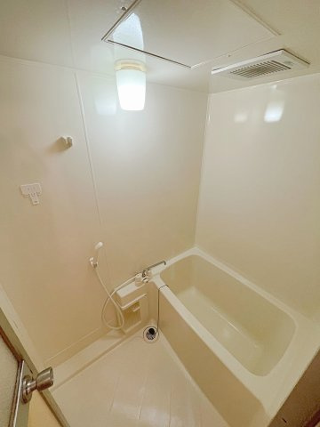 バス・シャワールーム　広々とした浴室で日々の疲れを癒やしてく．．．