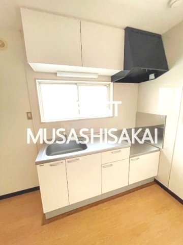 キッチン　写真：設備同仕様の別号室です