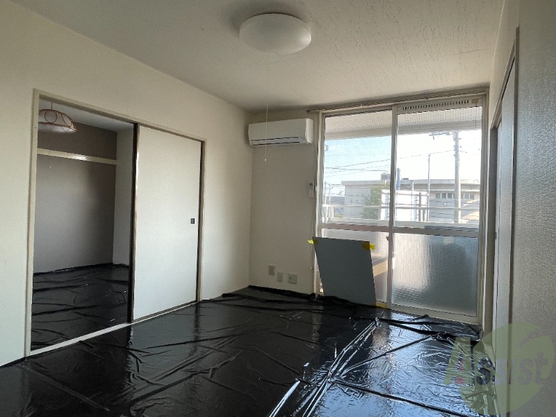 居室・リビング　大きな窓から入る日差しが暖かいお部屋です。