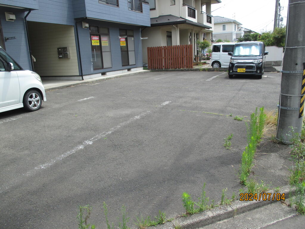 【グリーン古沢　A棟の駐車場】