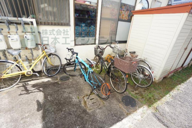 【松山市山越町のアパートの駐車場】