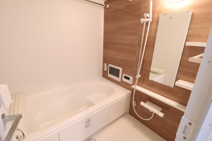 バス・シャワールーム　1坪タイプのお風呂で足をゆったり伸ばせますよ