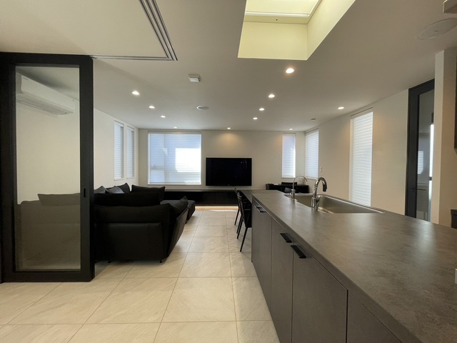 居室・リビング　★家具家電付きで床暖房も完備された明るいお部屋です★