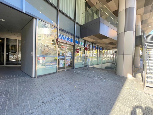 コンビニ　ローソン神宮前タワービルディング店（コンビニ）まで145m