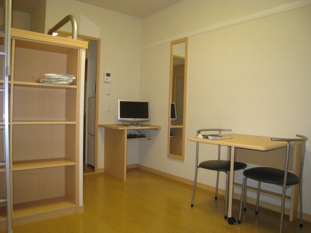 居室・リビング　同物件、別号室のものです。