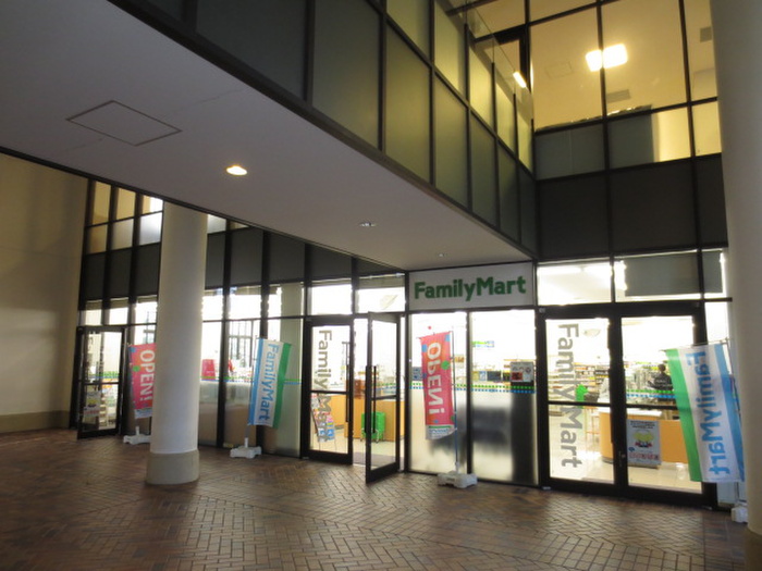 コンビニ　ファミリーマート（コンビニ）まで200m