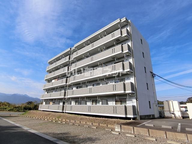 津市芸濃町椋本のマンションの建物外観