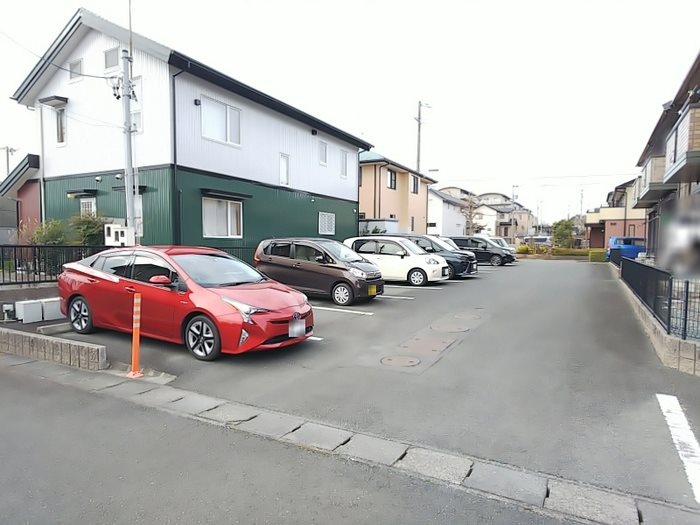 【リビングタウン家代の里の駐車場】