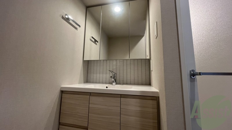 洗面設備　洗面台です。鏡が大きく準備がしやすそうです。