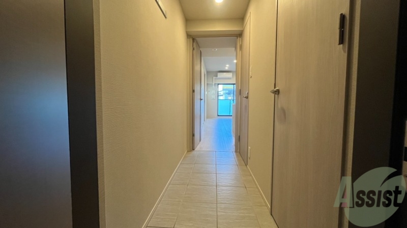 玄関　玄関からお部屋を撮影しました。床がタイルになっています。