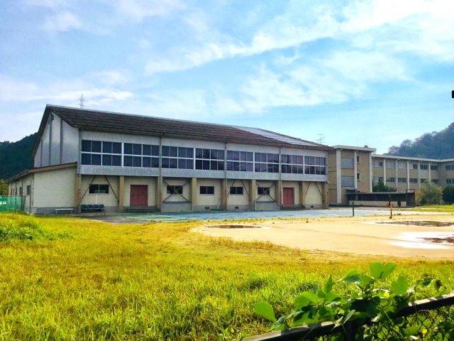 中学校　米子市立東山中学校（中学校）まで700m