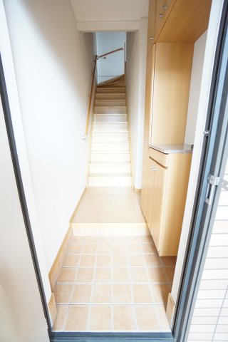 玄関　※同物件・反転タイプの写真です。
