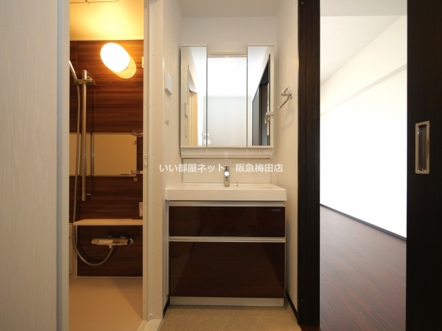 洗面設備　同シリーズ別部屋仕様写真となります。