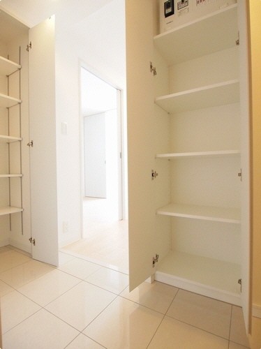 玄関　※同じ間取り別部屋の写真です