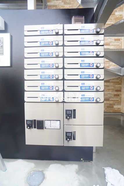 エントランス　外出の多い方でも安心の宅配ボックス付き♪