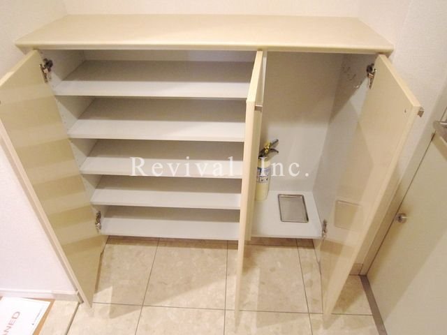 玄関　収納スペース豊富ございます