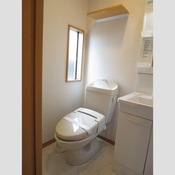 トイレ　温水洗浄便座が付いています