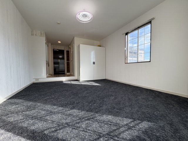 居室・リビング　角部屋ならではの出窓つき♪より日差しが差し込み明るいですよ♪