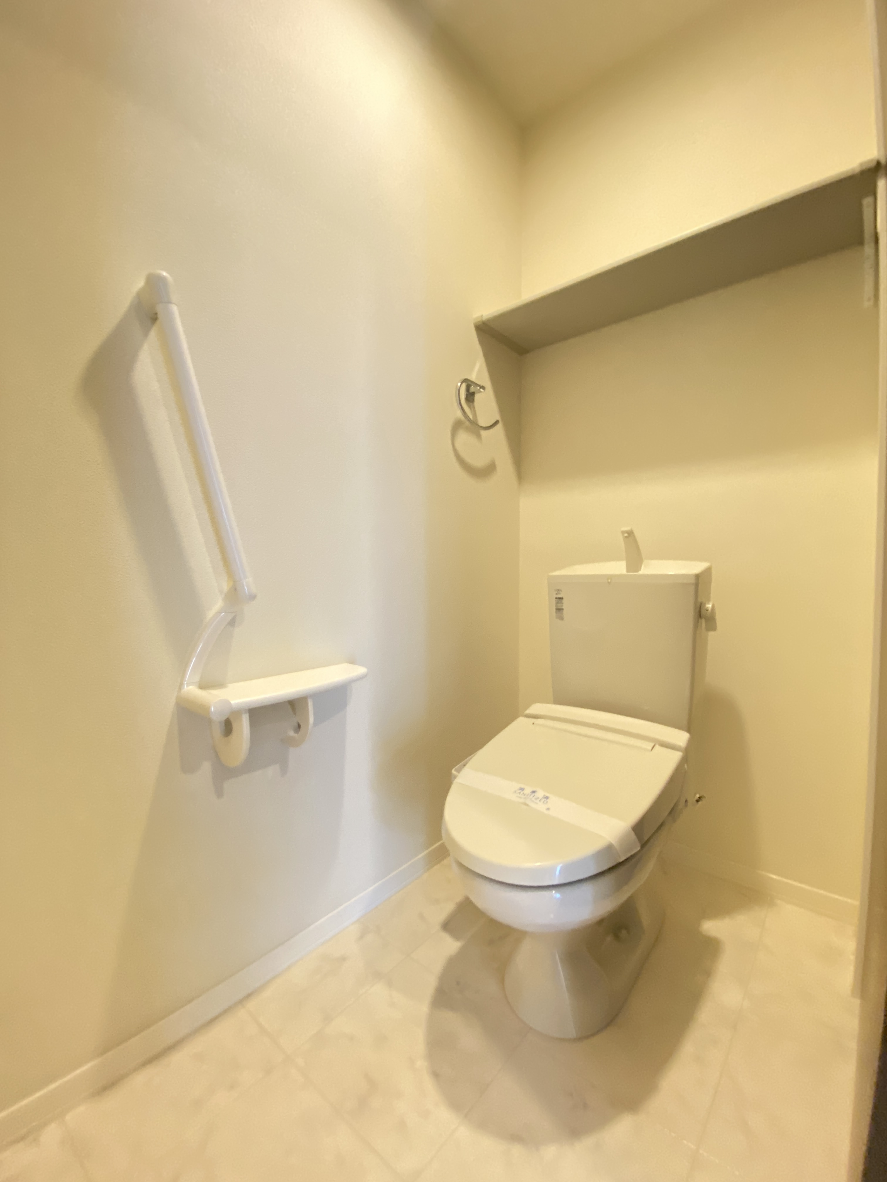 トイレ　温水洗浄便座付きトイレ♪収納棚付き。