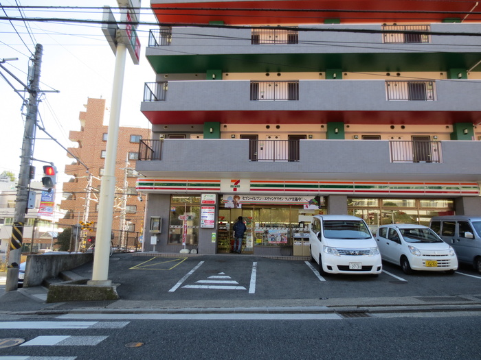 コンビニ　セブンイレブン（コンビニ）まで550m