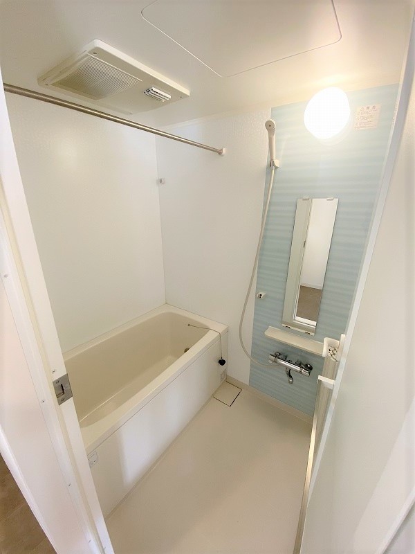 バス・シャワールーム　お風呂は浴室乾燥機付きなので、雨の日はこっちでも洗濯物が干せ