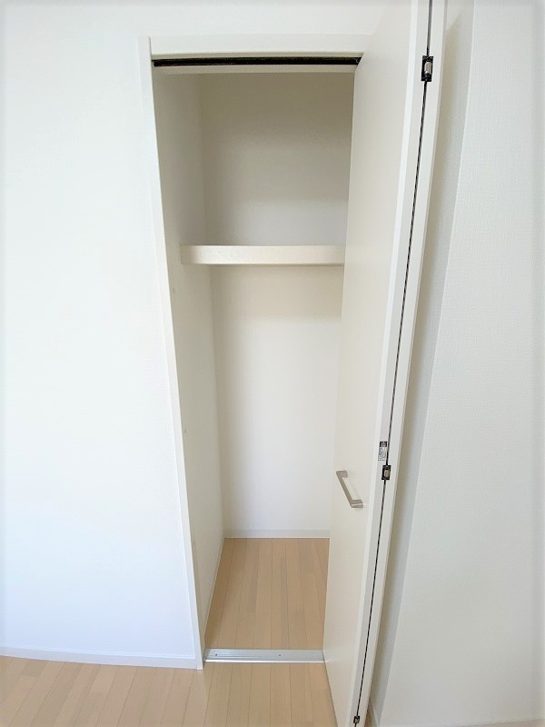 収納　玄関横の洋室はコンパクトな収納！